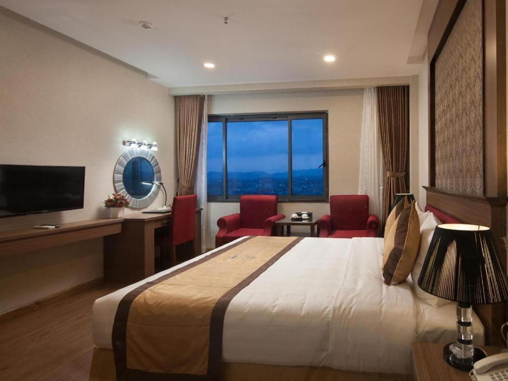 Royal Palace Hotel Tuyen Quang Exterior photo